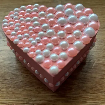 Roze doosje met parels 12,95€